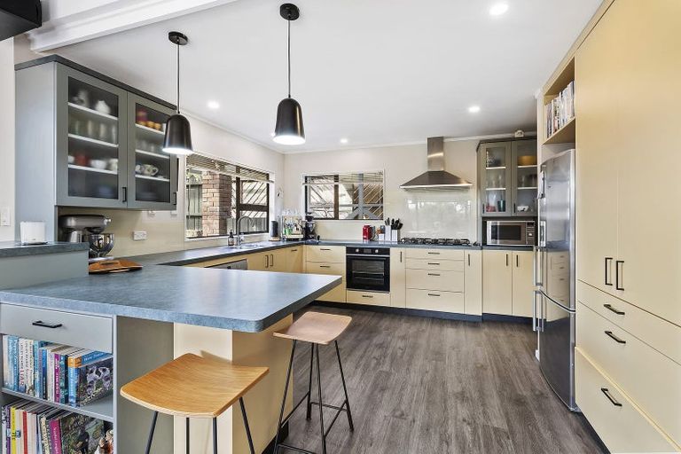 Photo of property in 32 Kinloch Place, Papakowhai, Porirua, 5024