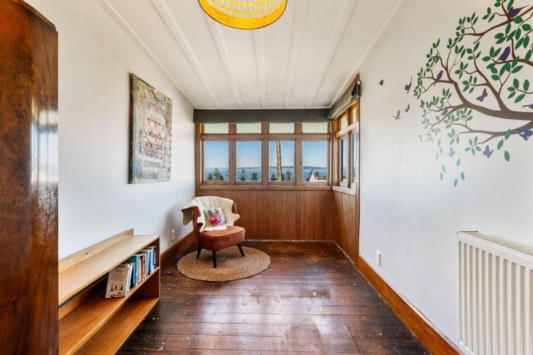 Photo of property in 16 Brewster Street, Bluff Hill, Napier, 4110