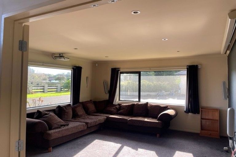 Photo of property in 8 Frank Knight Place, Waiuku, 2123