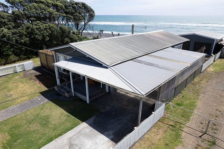 Photo of property in 8 Point Road, Mokau, 4376