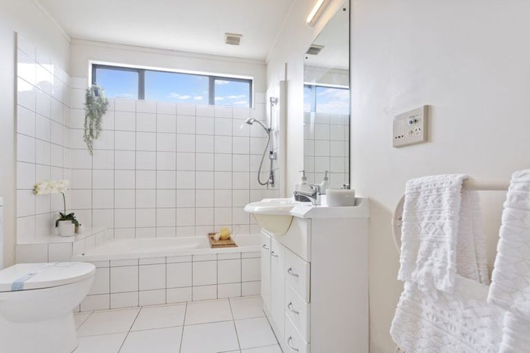 Photo of property in 14 Albizia Avenue, Henderson, Auckland, 0612