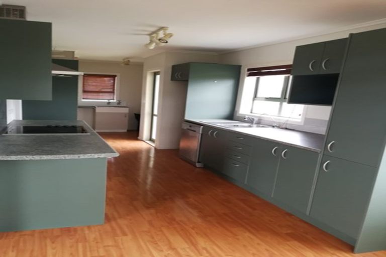 Photo of property in 12 Bamboo Grove, Kelston, Auckland, 0602