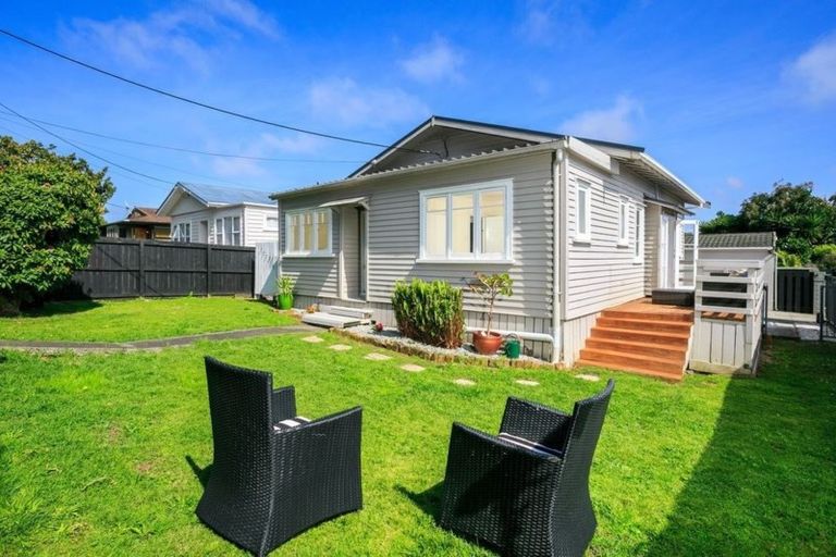 Photo of property in 2/65 Shakespeare Road, Milford, Auckland, 0620