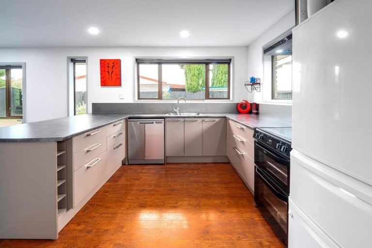 Photo of property in 30 Connemara Drive, Northwood, Christchurch, 8051
