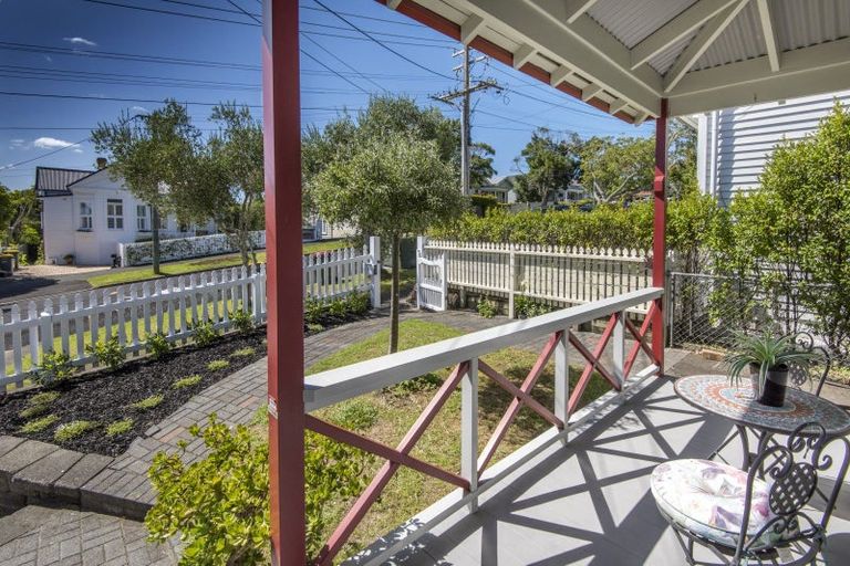 Photo of property in 37 Kiwi Road, Stanley Point, Auckland, 0624