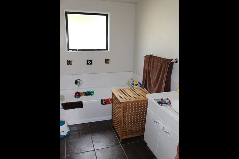 Photo of property in 37 Puriri Road, Pukekohe, 2120