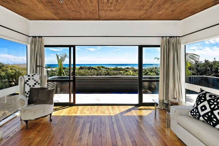 Photo of property in 113 Marine Parade North, Piha, 0772