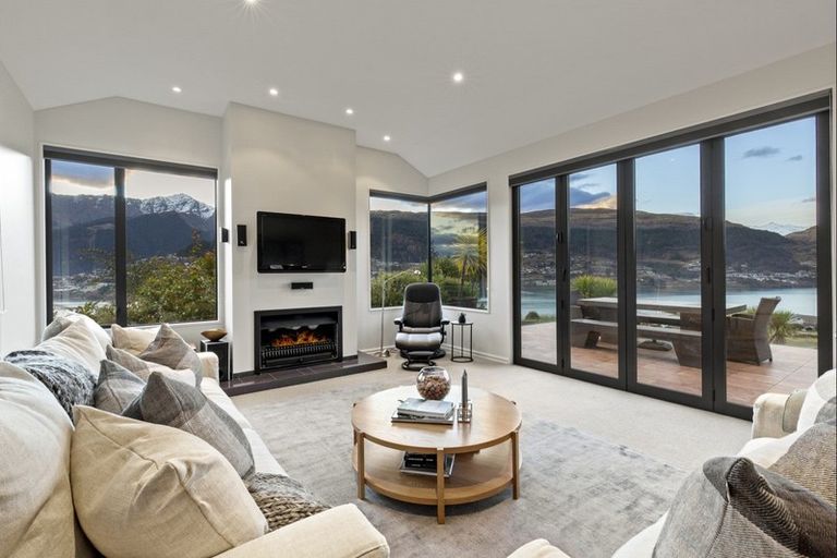 Photo of property in 17 Milward Place, Kelvin Heights, Queenstown, 9300