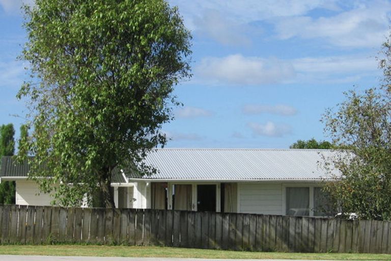 Photo of property in 1/39 Hobsonville Road, West Harbour, Auckland, 0618