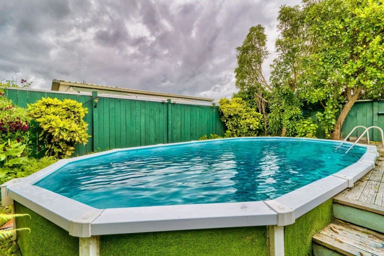 Photo of property in 11 Deakin Place, Clive, 4102