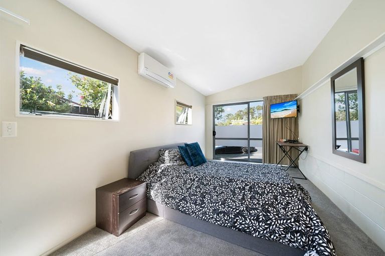 Photo of property in 1 Riesling Place, Henderson, Auckland, 0612