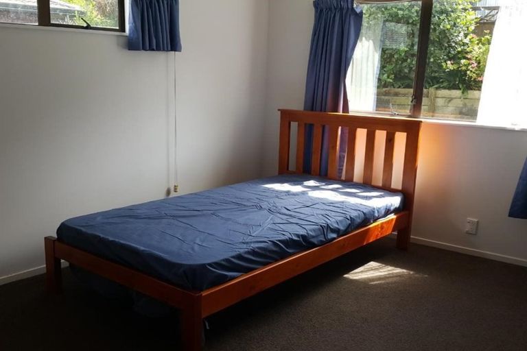 Photo of property in 2/22 Tobruk Crescent, Milford, Auckland, 0620