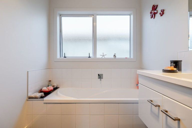 Photo of property in 2 Morocco Terrace, Kelvin Grove, Palmerston North, 4414