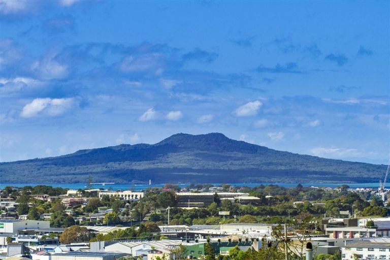 Photo of property in 5/11 Hall Road, Glenfield, Auckland, 0629