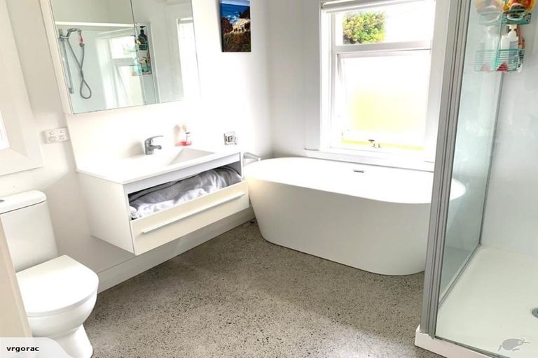 Photo of property in 27 Islington Avenue, New Lynn, Auckland, 0600