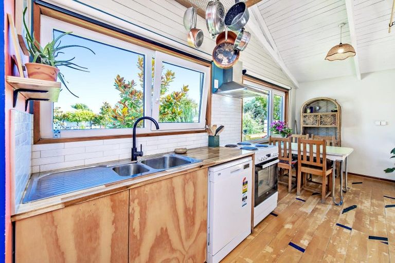 Photo of property in 16 Ensors Place, Waikuku Beach, 7402