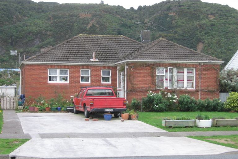 Photo of property in 135 Molesworth Street, Taita, Lower Hutt, 5011