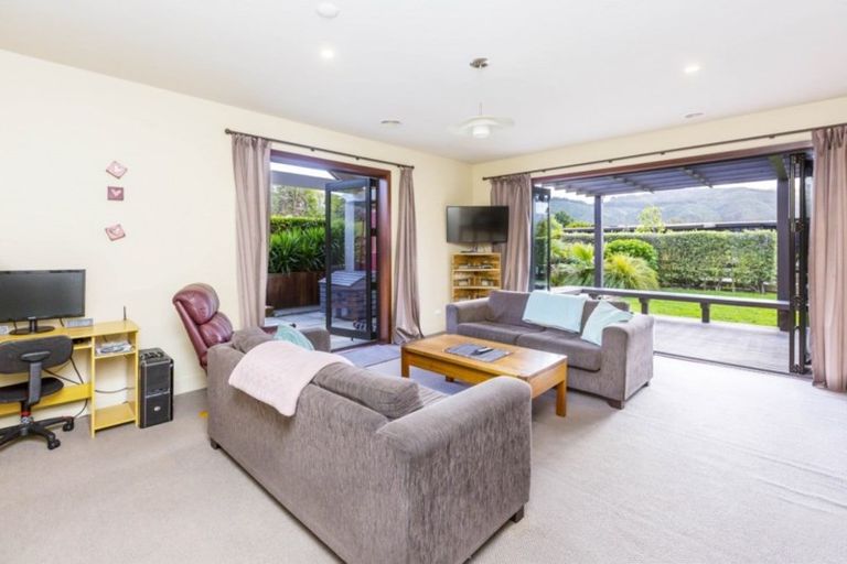 Photo of property in 46 Emerald Hill Drive, Birchville, Upper Hutt, 5018