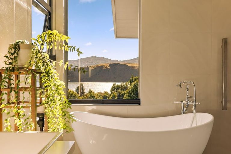 Photo of property in 16 Hayes View Lane, Lake Hayes, Queenstown, 9371