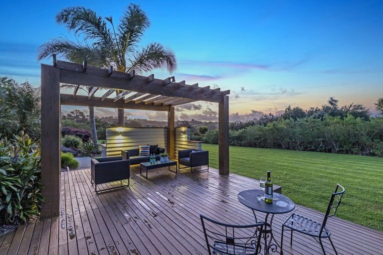 Photo of property in 127 Vaughans Road, Okura, Albany, 0792