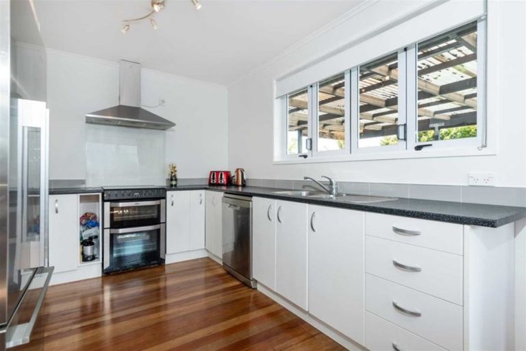 Photo of property in 11 Sylvan Crescent, Te Atatu South, Auckland, 0610