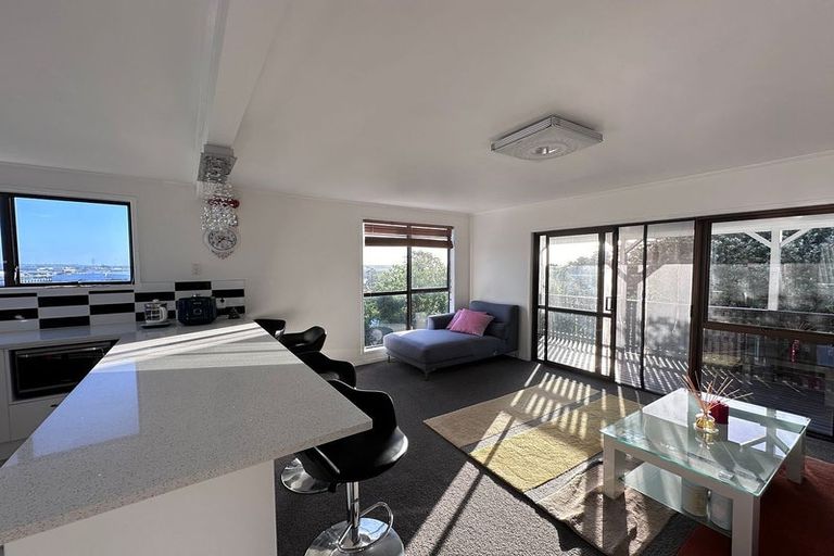 Photo of property in 36 Ellesmere Crescent, Pakuranga Heights, Auckland, 2010