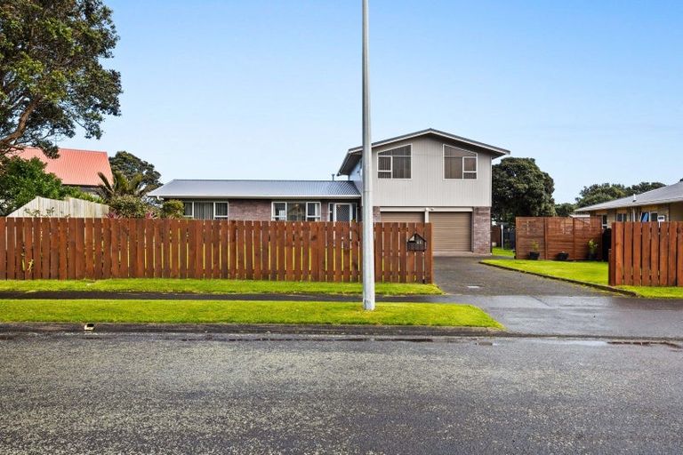 Photo of property in 11 Pohutukawa Drive, Opunake, 4616