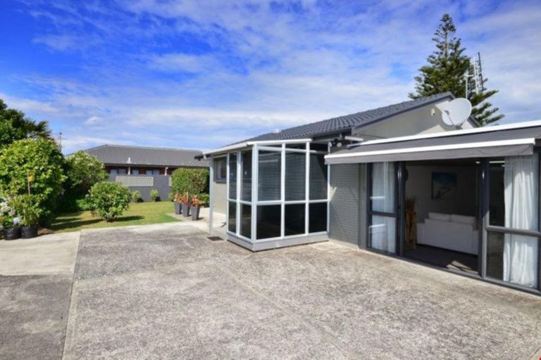 Photo of property in 2/127 Centreway Road, Orewa, 0931