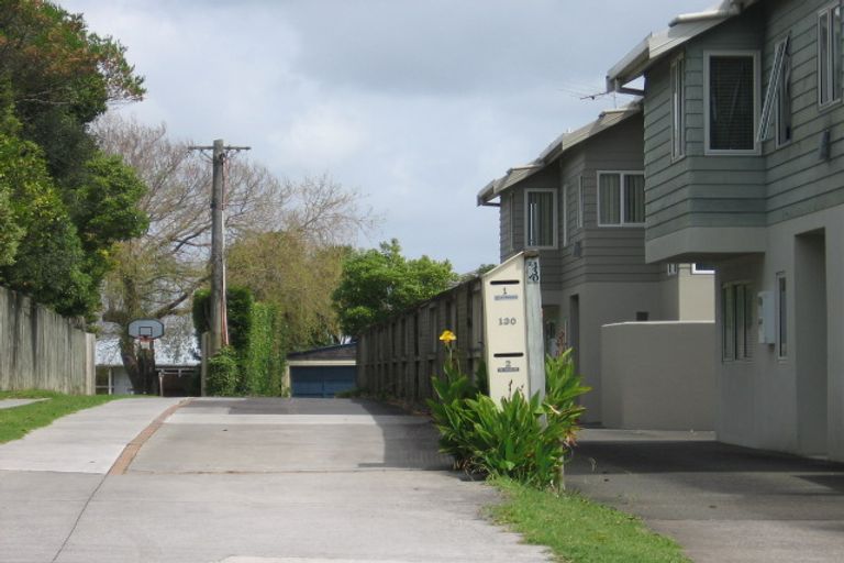 Photo of property in 2/130 East Coast Road, Forrest Hill, Auckland, 0620