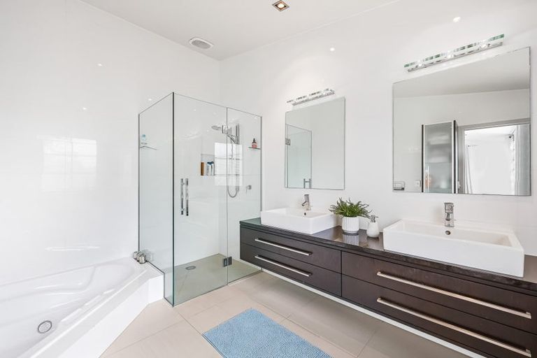 Photo of property in 2/2 Clifton Road, Hauraki, Auckland, 0622