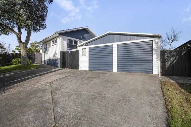 Photo of property in 2 Thomas Rea Place, Te Atatu South, Auckland, 0610