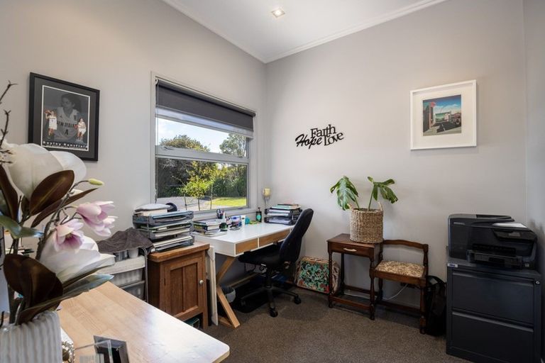 Photo of property in 4 Neve Place, Strandon, New Plymouth, 4312