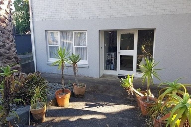 Photo of property in 17 Kelston Street, New Lynn, Auckland, 0600