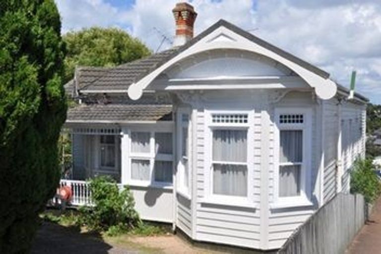 Photo of property in 1/98 Birkenhead Avenue, Birkenhead, Auckland, 0626