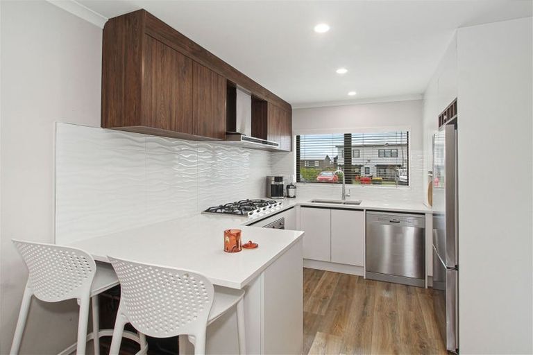 Photo of property in 8b Lumbarda Drive, Kumeu, 0810