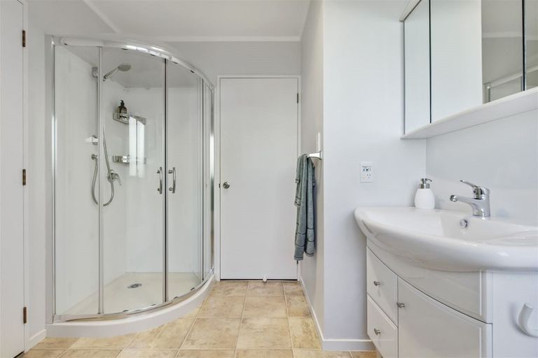 Photo of property in 4 Pinewood Grove, Botany Downs, Auckland, 2010