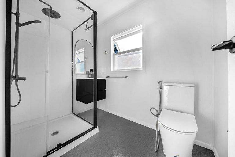 Photo of property in 4 Sunnyside Road, Sunnyvale, Auckland, 0612