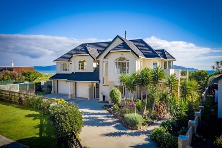 Photo of property in 22 Ara Kuaka, Waikanae Beach, Waikanae, 5036