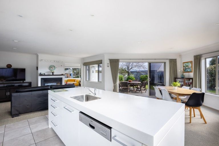 Photo of property in 12 Montrose Place, Highlands Park, New Plymouth, 4312