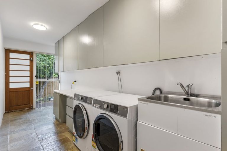 Photo of property in 17 Cobblestone Lane, Hillcrest, Auckland, 0627