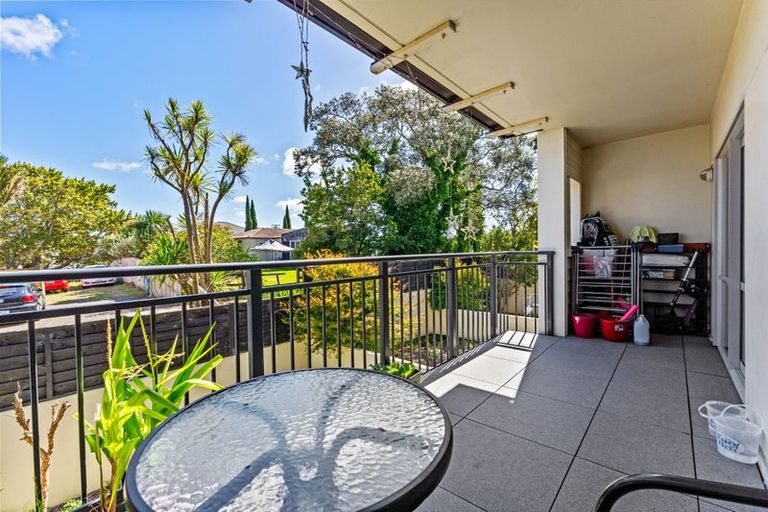 Photo of property in 10a/71 Spencer Road, Oteha, Auckland, 0632