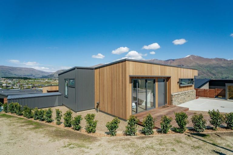 Photo of property in 21 Fenton Avenue, Wanaka, 9305