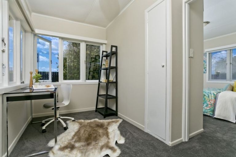 Photo of property in 2/84 Forrest Hill Road, Forrest Hill, Auckland, 0620