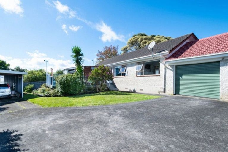 Photo of property in 2/3 Cezanne Place, New Lynn, Auckland, 0600