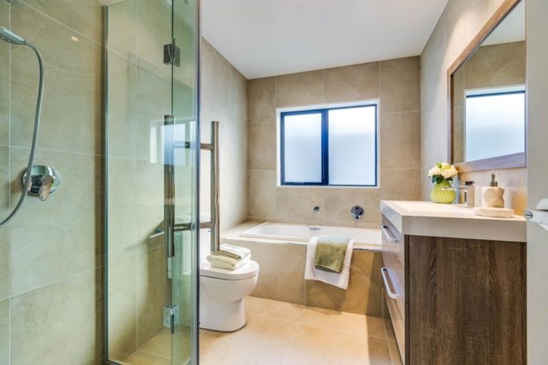 Photo of property in 1 Ti Kouka Place, Te Atatu Peninsula, Auckland, 0610