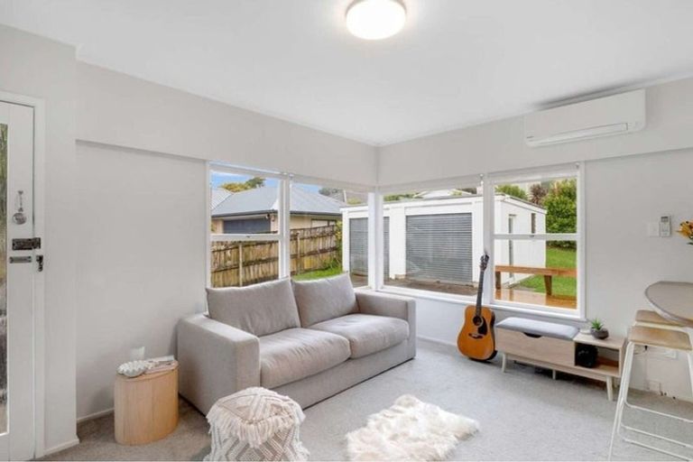 Photo of property in 2/8 Wykeham Place, Glenfield, Auckland, 0629