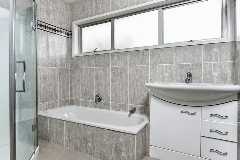 Photo of property in 34 Raymond Terrace, Northcote, Auckland, 0627