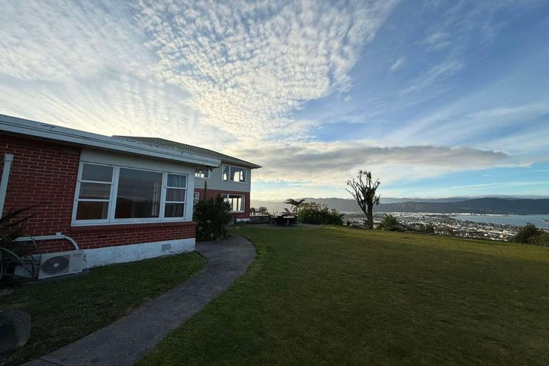 Photo of property in 17 Rakeiora Grove, Korokoro, Lower Hutt, 5012