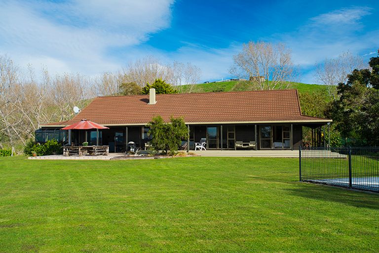 Photo of property in 52 Saddler Road, Muriwai, Gisborne, 4072