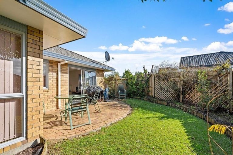 Photo of property in 32 Heversham Place, Glendene, Auckland, 0602